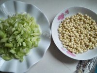 爆香芹菜鸡头米做法图解1)