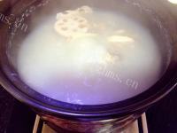 美味的莲藕骨头汤做法图解8)