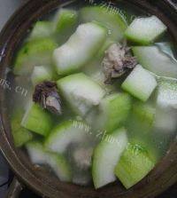 美味的排骨鱿鱼节瓜汤做法图解9)