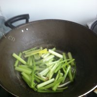 助消化的芹菜炒鱿鱼做法图解4)