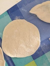 美味的韭菜盒子做法图解3)