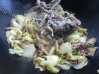 家常菜白菜炒平菇做法图解12)
