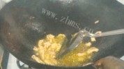 家常菜肉炒蒜台做法图解4)