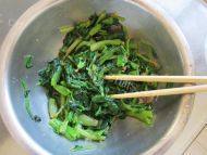 味道十足的凉拌菠菜做法图解8)