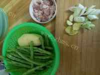 家常土豆豆角炖肉片做法图解1)