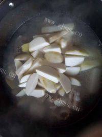 美味的芋头排骨煲做法图解8)