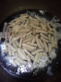 色味俱佳的韭菜炒海肠做法图解2)