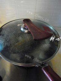 自制木耳萝卜鲫鱼汤做法图解8)