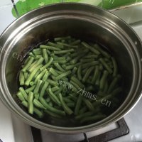 可口的腊肉炒豆角做法图解4)