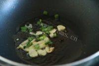 肥而不腻辣白菜炒五花肉做法图解3)