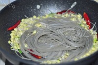 家庭版黄豆芽炒粉条做法图解4)
