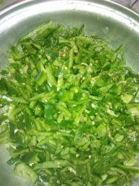 家常菜豆干炒青椒做法图解1)