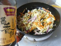 鲜虾炒面做法图解10)