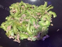 家常菜苦瓜炒牛肉做法图解14)