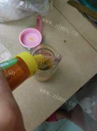 美味的百香果蜂蜜水做法图解5)