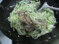 美味的萝卜炖虾做法图解7)