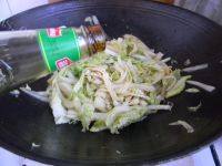 家常菜豆皮炒白菜做法图解7)