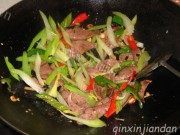 家常菜西芹炒猪肝做法图解6)