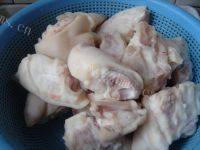 美味可口的猪蹄炖黄豆做法图解3)