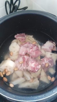 美味又养生的莲藕排骨花生汤做法图解4)