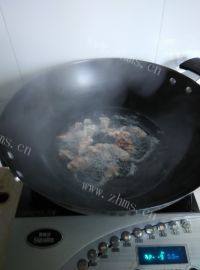 色味俱全的萝卜干炒肉做法图解2)