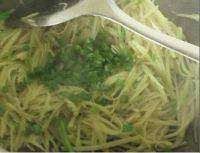 味道香醇的芹菜土豆丝