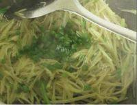 味道香醇的芹菜土豆丝