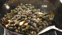 紫苏炒石螺做法图解7)