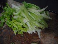 家常菜肉片炒芹菜做法图解2)