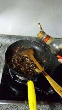 茶树菇炒肉丝做法图解4)