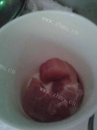 美味的玉米胡萝卜炖瘦肉汤做法图解3)