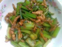 肉丝炒芹菜自制做法图解16)