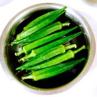 香喷喷的凉拌银杏秋葵做法图解1)
