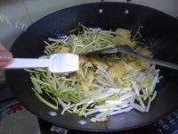 色味俱佳的蒜黄炒鸡蛋做法图解7)