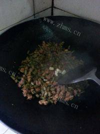 #幸福时刻#酸豆角炒肉末做法图解7)