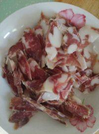 家常菜荷兰豆炒腊肉做法图解2)