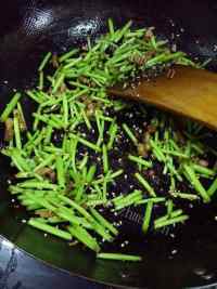 美味的芦蒿炒肉做法图解9)