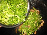 妈妈教我做蒜苔炒肉丝做法图解5)