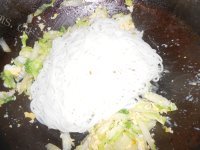 美味的芽白炒米粉做法图解8)