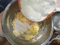 自制蛋黄椰蓉球做法图解4)