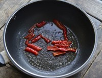 家常菜荷兰豆炒腊味做法图解5)