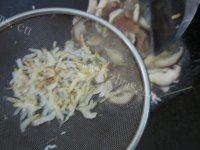 家常菜香菇炒豆芽做法图解8)
