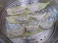 人间美味般的韭菜猪肉蒸饺做法图解8)
