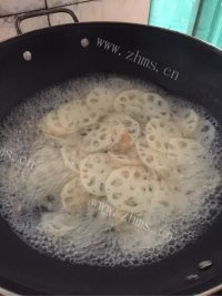 喷香的凉拌藕片做法图解3)