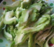 美味的蚝油肉片淋苦瓜做法图解3)