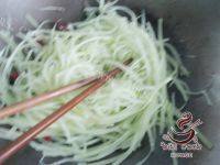 家常菜炝拌莴笋丝做法图解4)