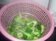 易做的西兰花炒肉做法图解2)