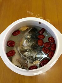 营养炖鱼头汤做法图解8)