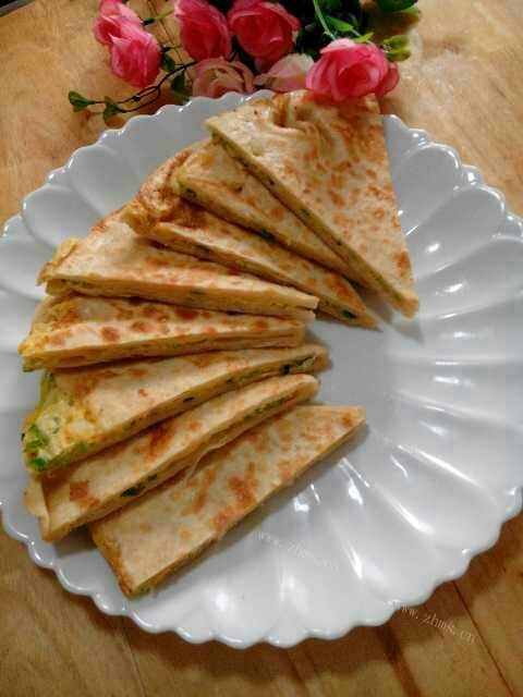 色泽鲜亮的葱花鸡蛋饼