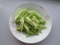 易做的芹香黑木耳做法图解5)